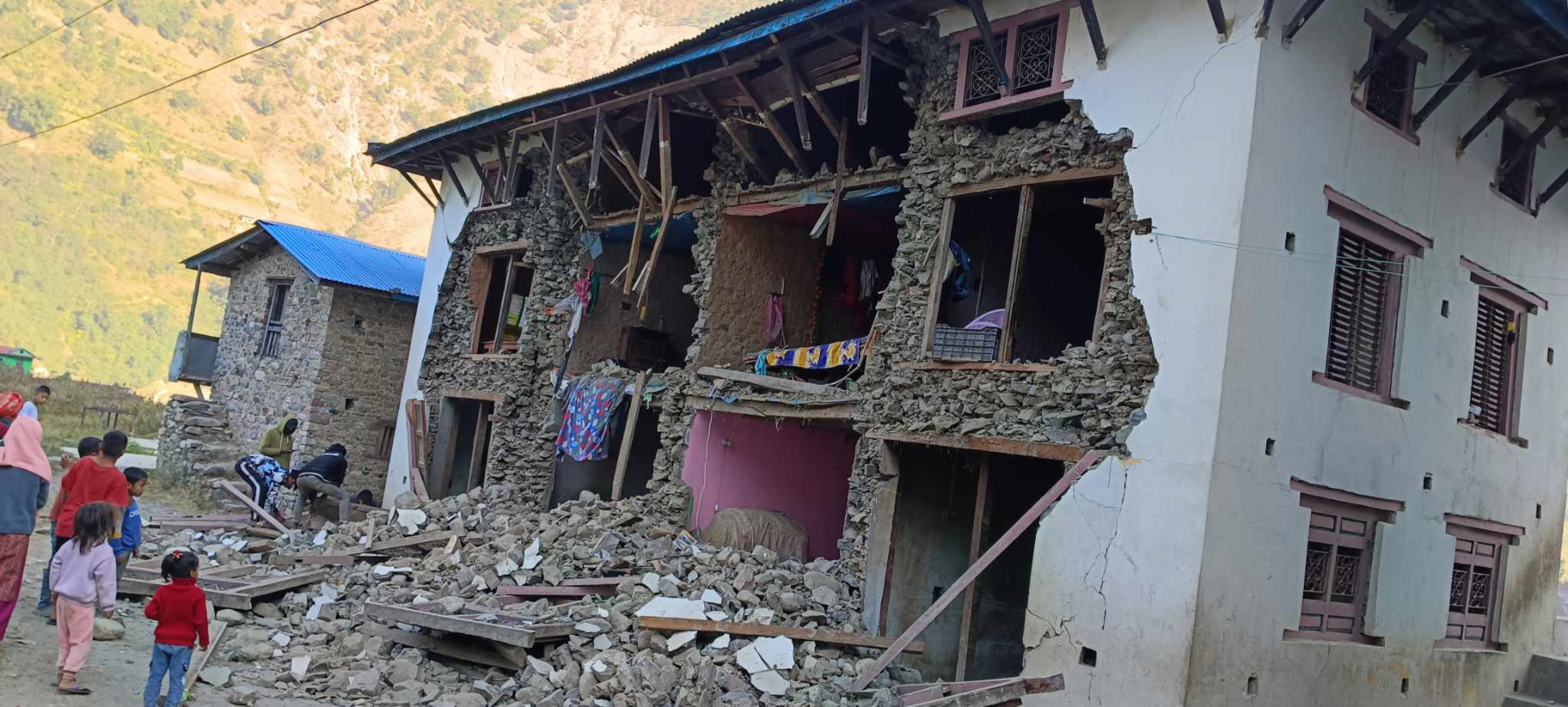 भूकम्प प्रभावित क्षेत्रमा निःशुल्क बत्ती