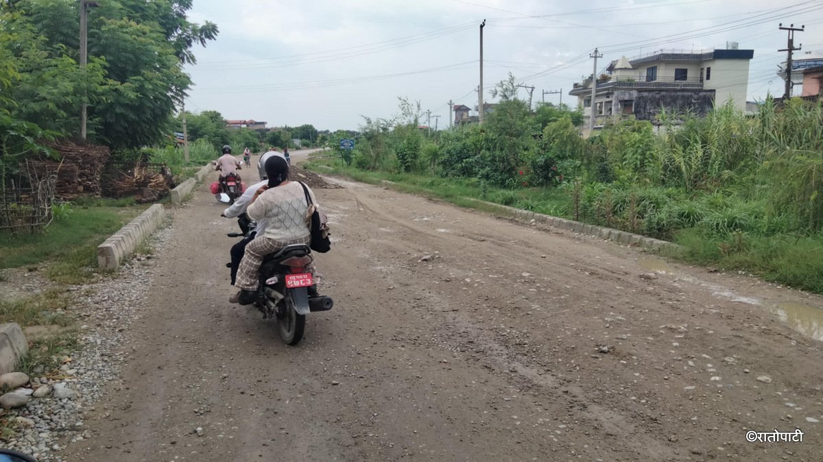   ९ वर्षसम्म सडक नबन्दा स्थानीयलाई सास्ती, जता गुहारे पनि भएन काम