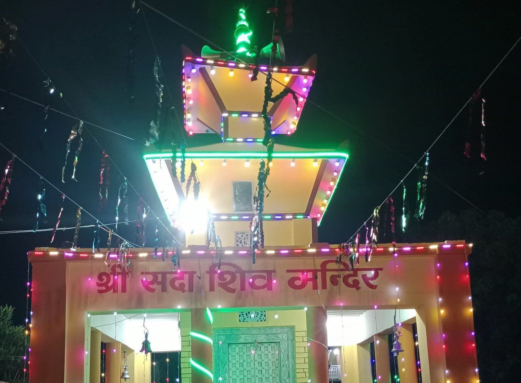   बाला चतुर्दशीको अवसरमा जंगलसहिया पशुपतिमा लाखबत्ति बाल्नेको भीड