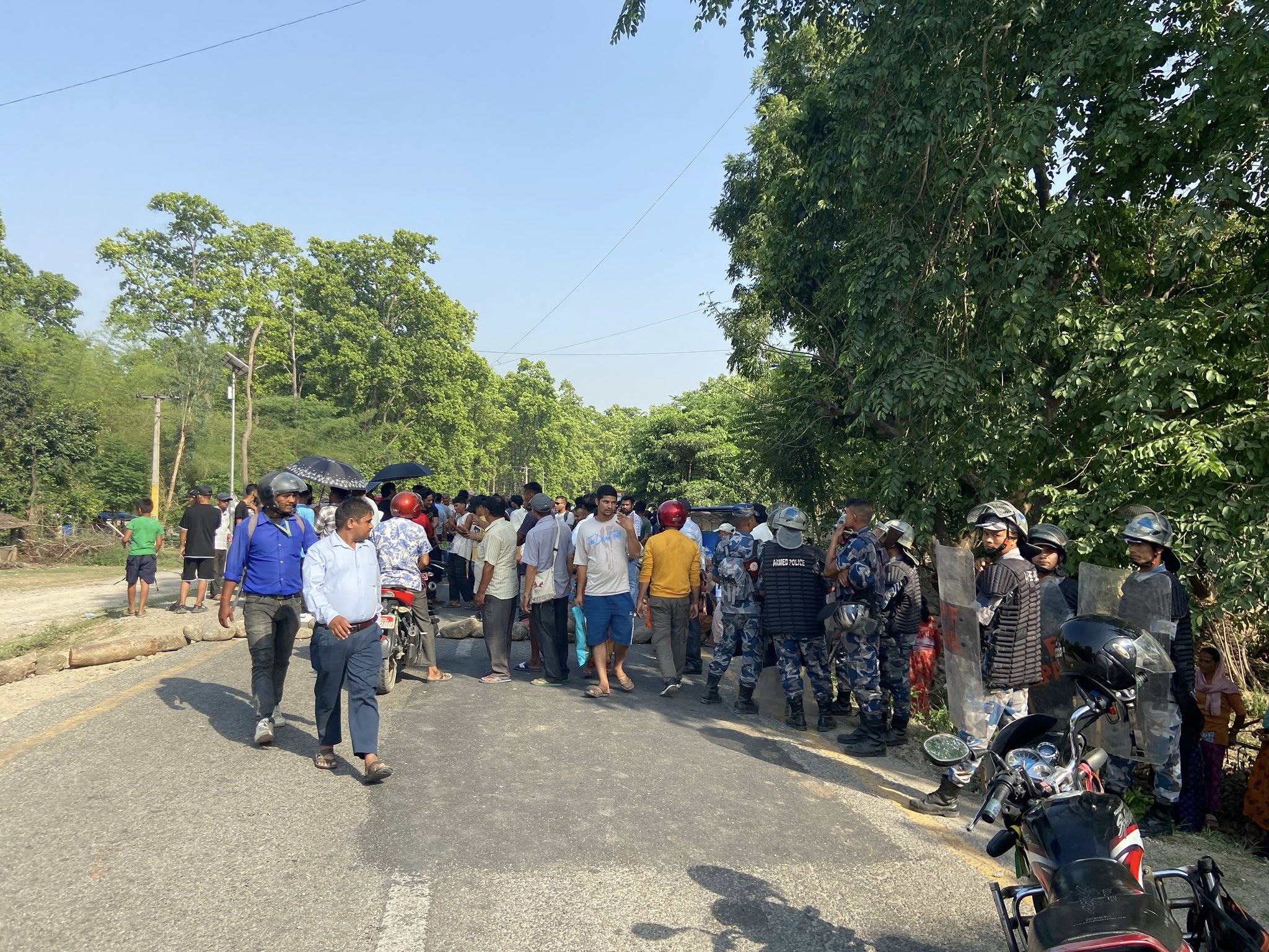 जिपको ठक्करबाट एक जनाको मृत्यु भएपछि कञ्चनपुरमा पूर्वपश्चिम राजमार्ग अवरूद्ध