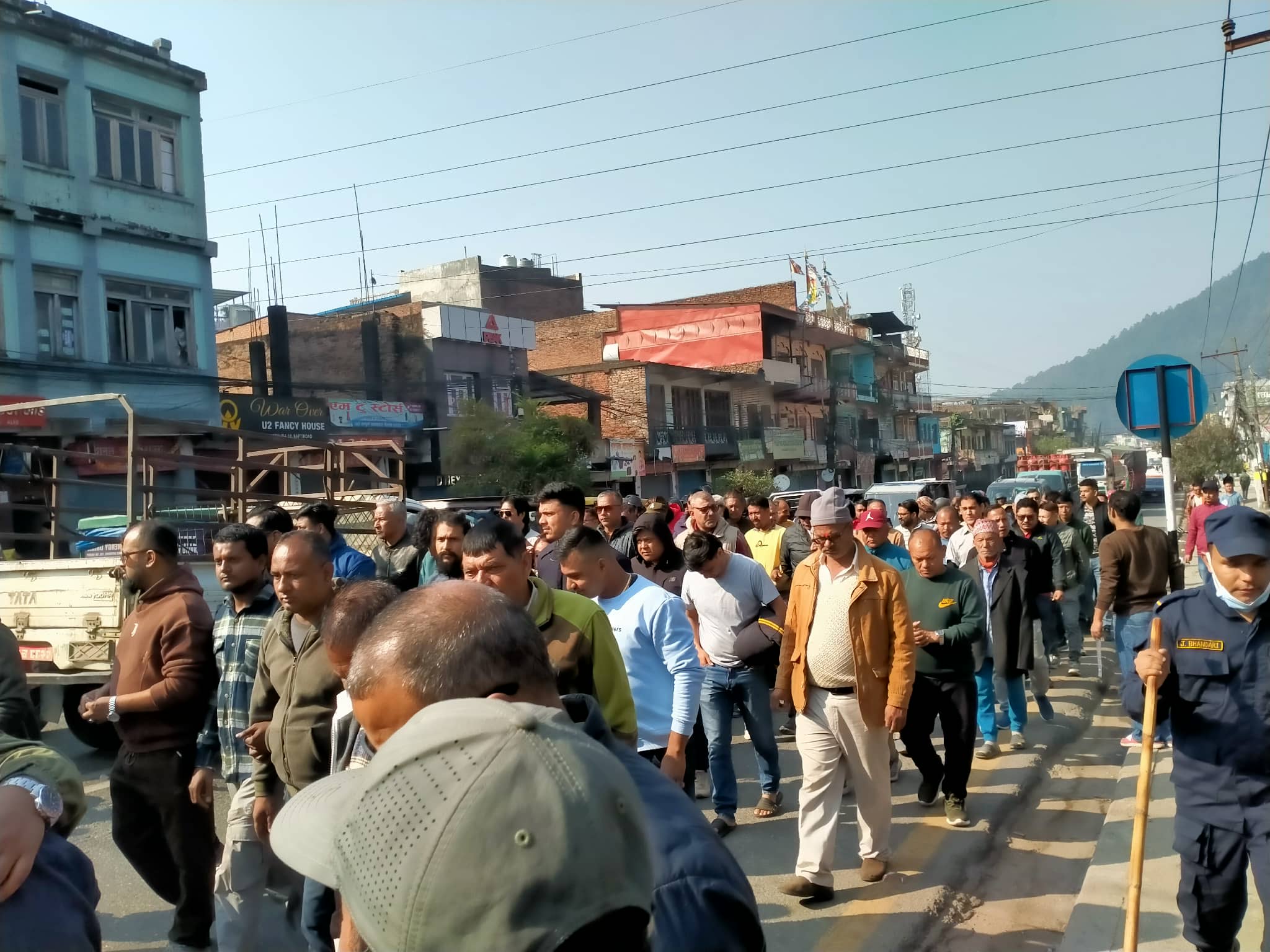 हेटौंडा सडक विस्तारविरुद्ध स्थानीय घरधनीहरू आन्दोलनमा, जबरजस्ती पसल बन्द !