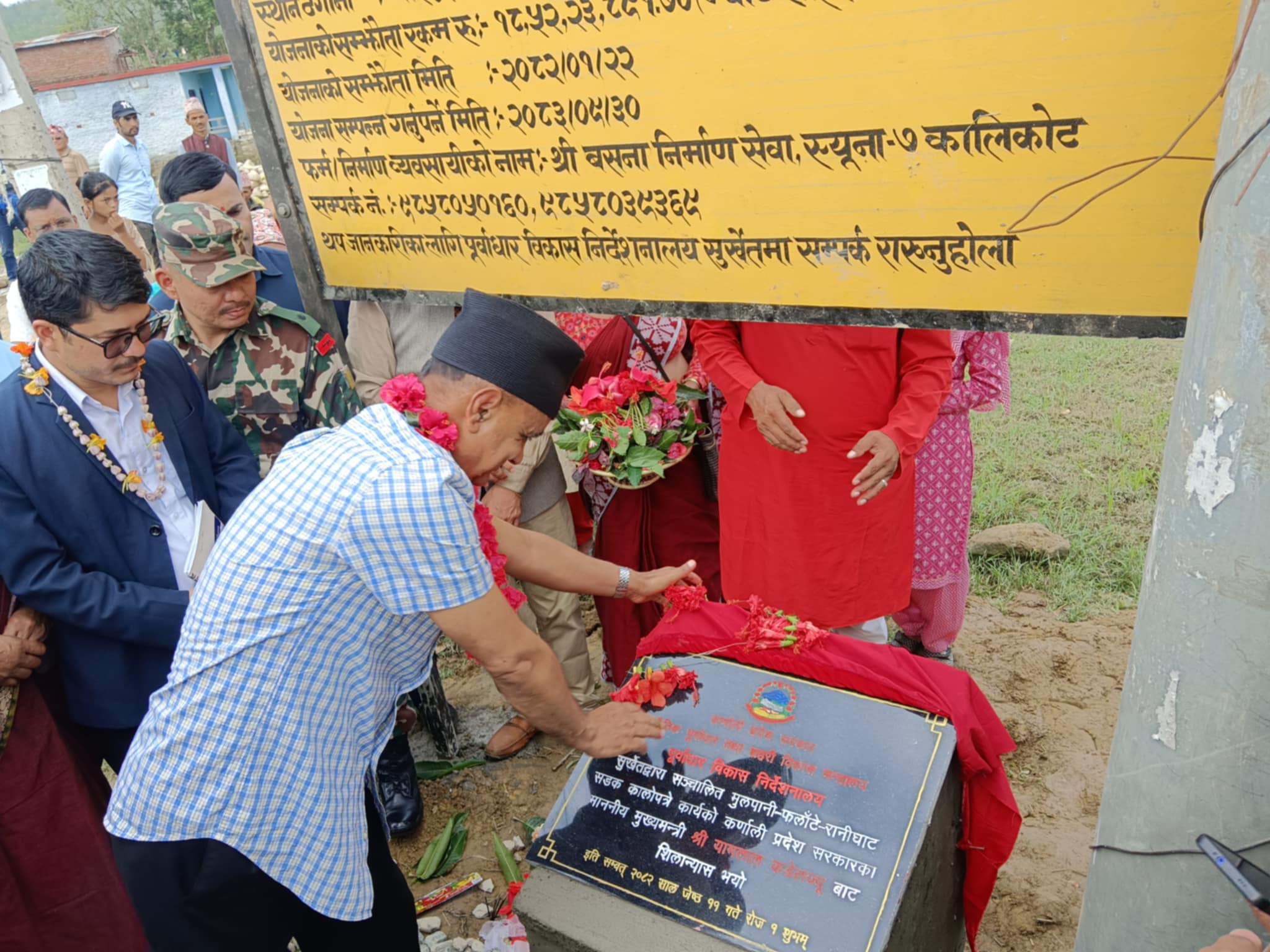 वीरेन्द्रनगरदेखि बर्दियाको भुरीगाउँ जोड्ने सडकमा कालोपत्रेकाे काम सुरू