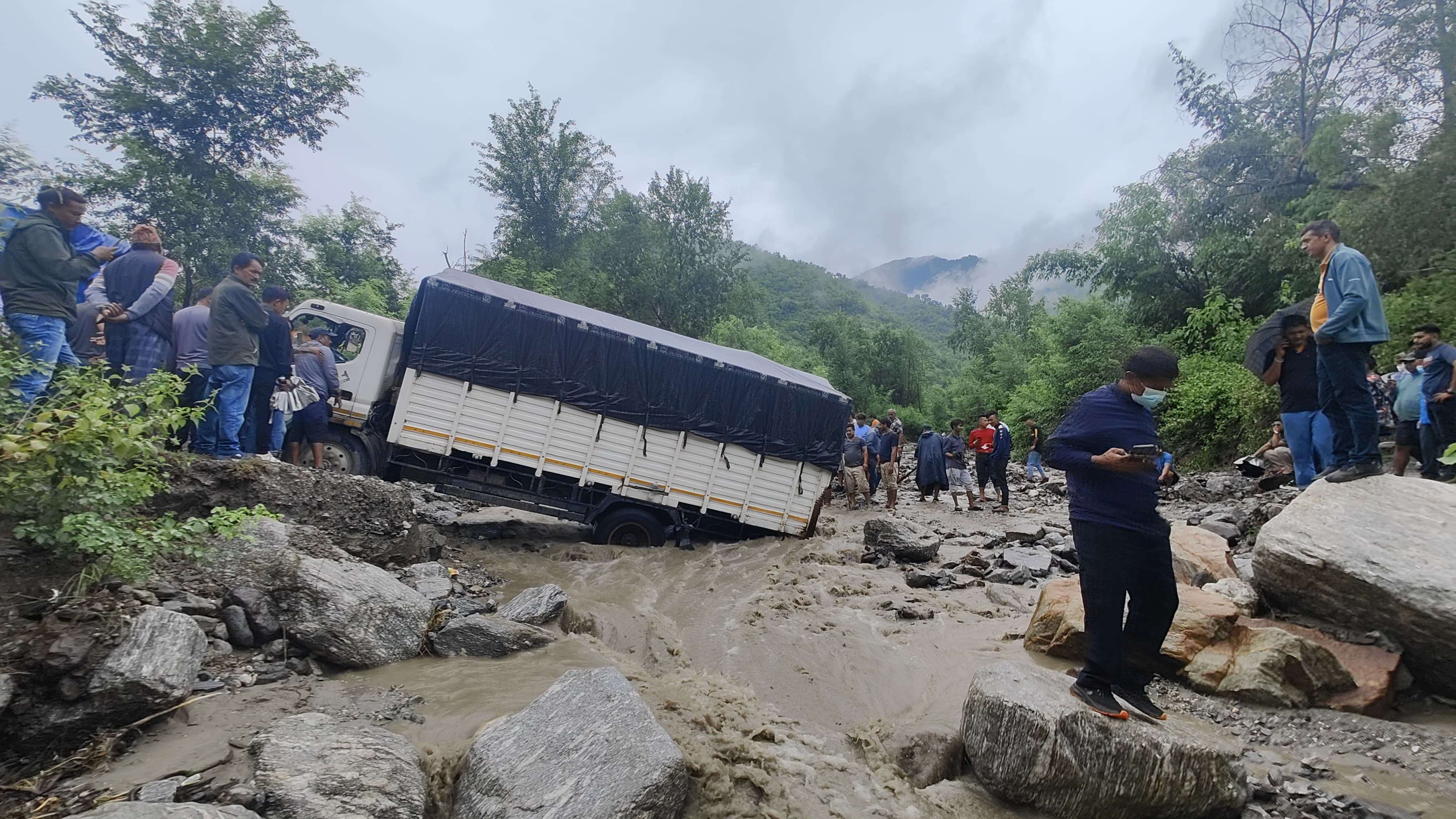 सिन्धुलीको खाङ्साङ बेसी खोलामा मालवाहक ट्रक फस्दा सडक अवरुद्ध