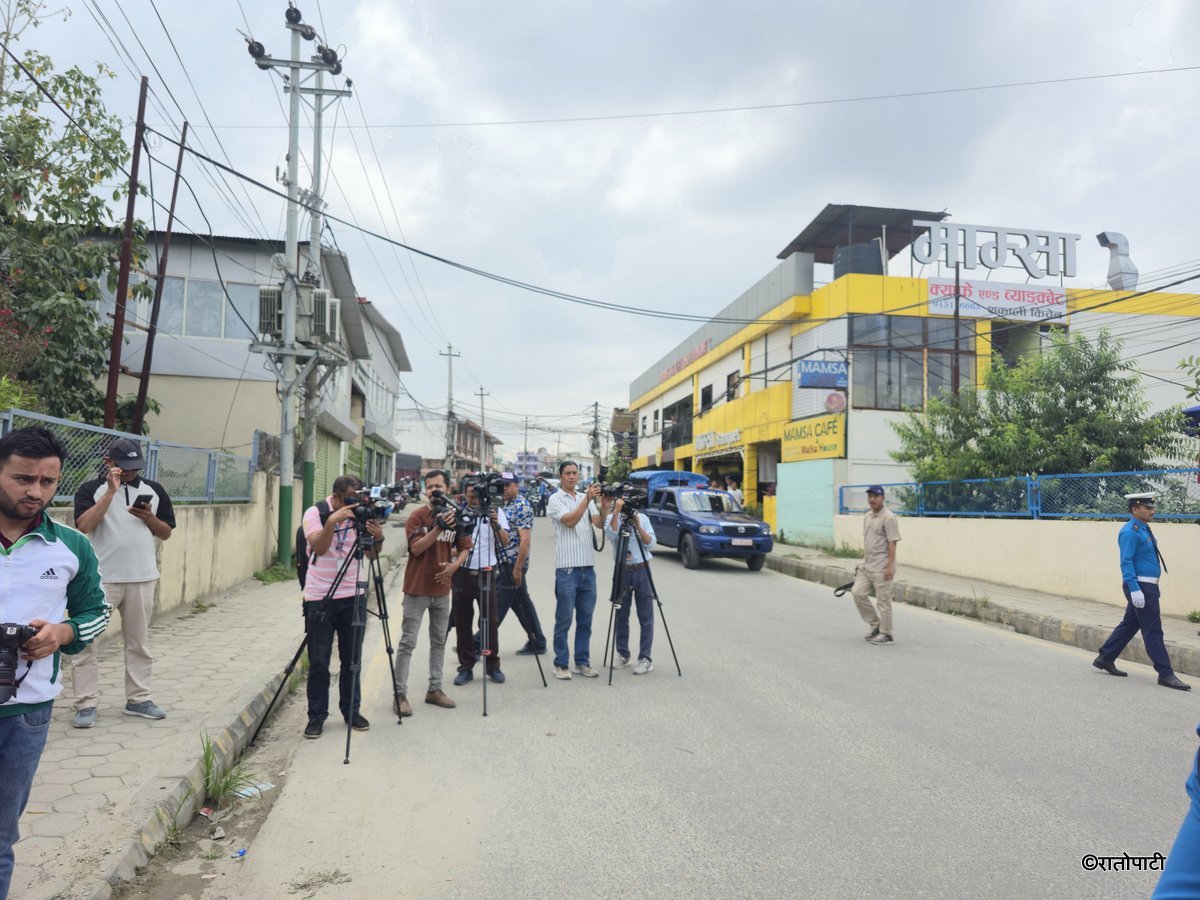   एमालेले सडकमै रोक्यो सञ्चारकर्मीलाई