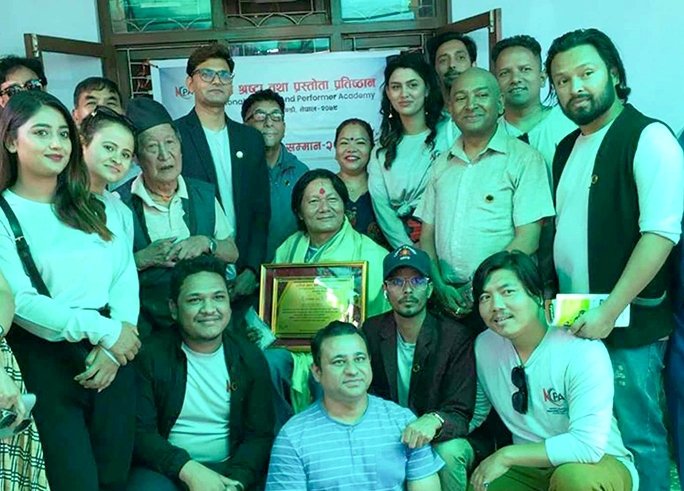 राष्ट्रिय स्रष्टा तथा प्रस्तोता प्रतिष्ठानले गर्‍यो घरमै पुगेर स्रष्टाको सम्मान