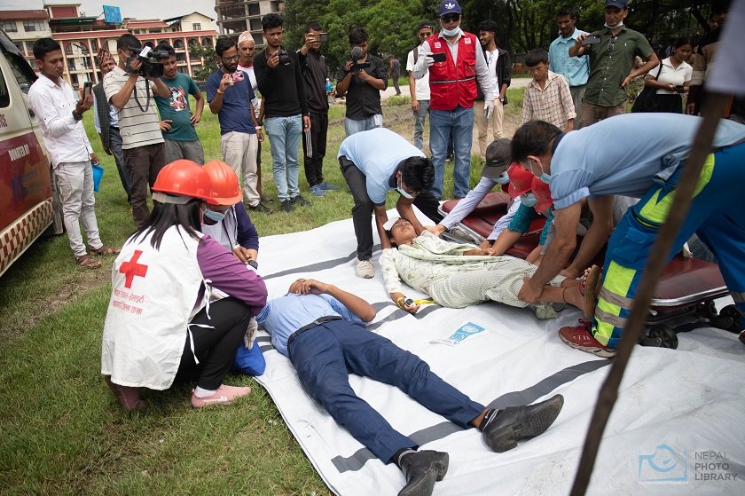   खुल्लामञ्चमा सडक दुर्घटना उद्धारसम्बन्धी प्रतिकार्य अभ्यास (तस्बिरहरु)