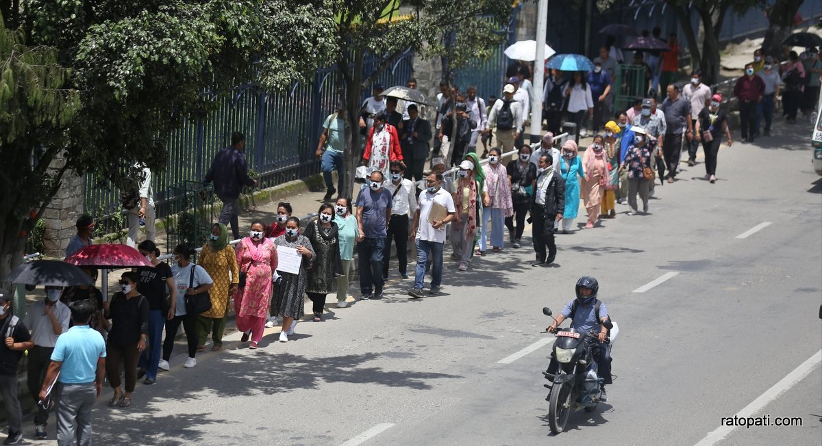 सरकारले माग पूरा नगरेको भन्दै मानव साङ्लो बनाएर सहकारी पीडितको प्रदर्शन (तस्बिरहरू)