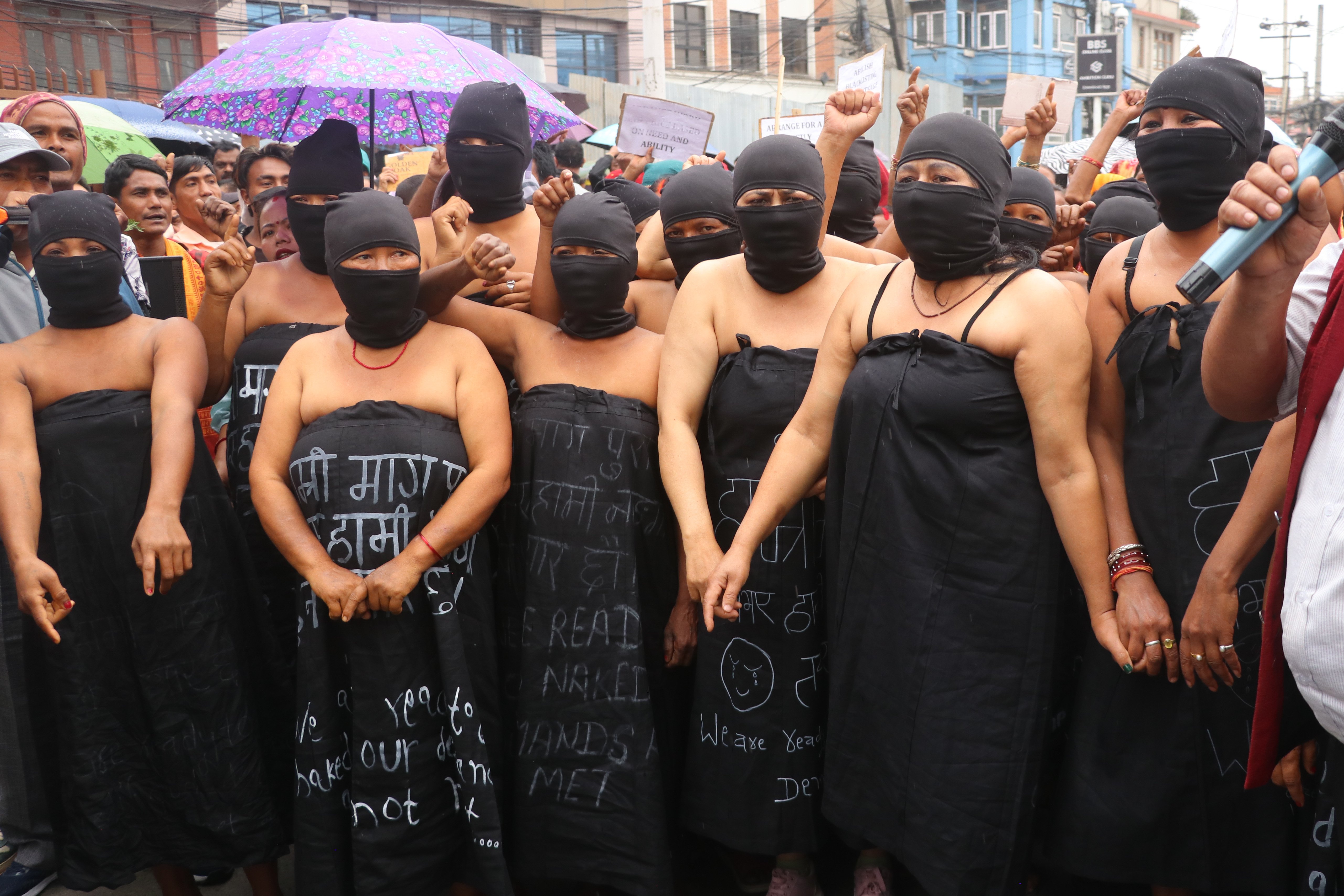 माइतीघर मण्डलामा अर्धनग्न भएर प्रदर्शन