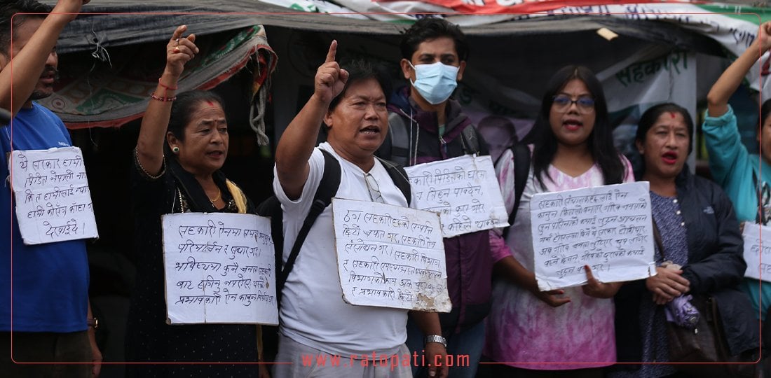 मन्त्री अधिकारीको राजीनामा माग गर्दै विरोध प्रदर्शन, तस्बिरहरू