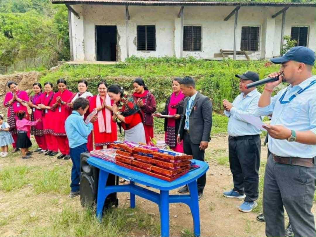 कलाकार गुरुङद्वारा कन्यादेवी माविका विद्यार्थीलाई शैक्षिक सामग्री वितरण