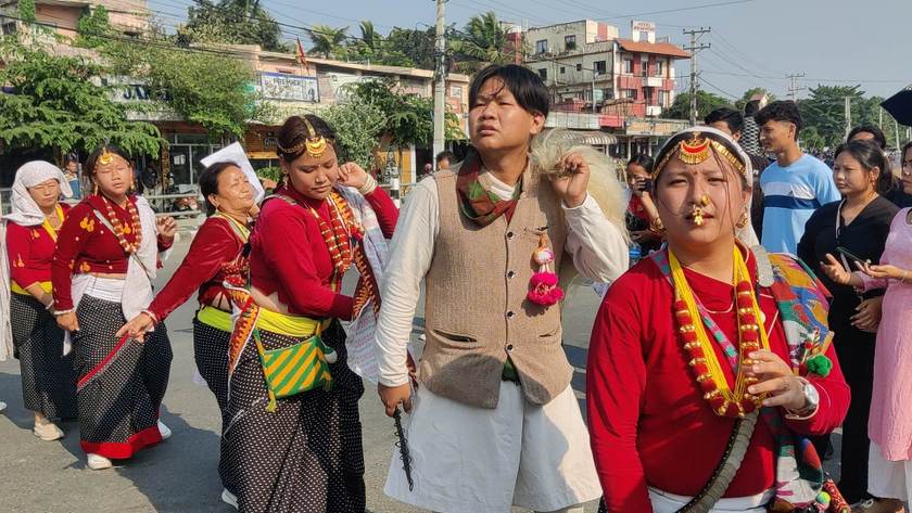 प्रदेशको नाम ‘कोशी’ खारेजको माग गर्दै सडकमै उभौली, तस्बिरहरु