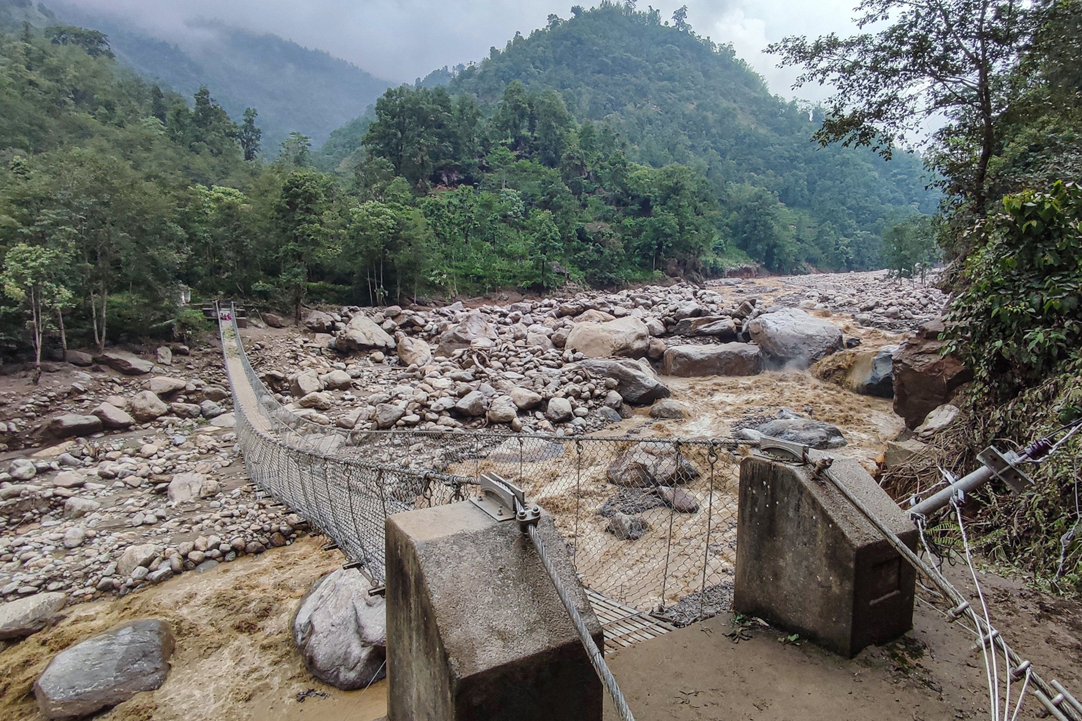 ताप्लेजुङको मेहेलेमा पहिरोमा परी एक बेपत्ता, दुई घाइते