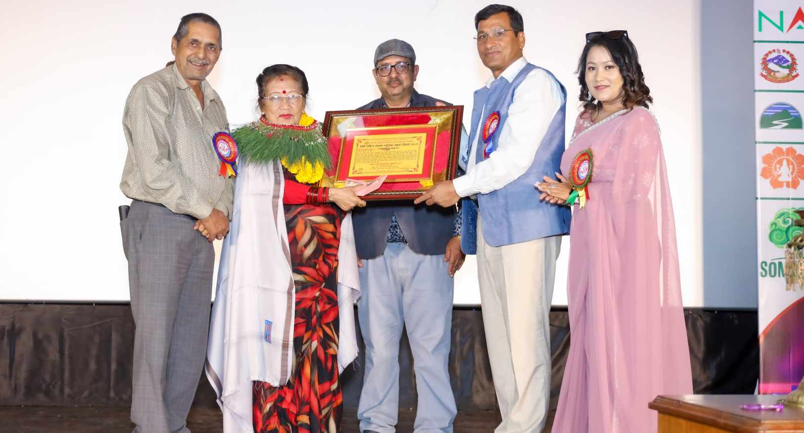 चन्द्रकला शाहलाई दीर्घ साधना कलाकारिता सम्मान प्रदान