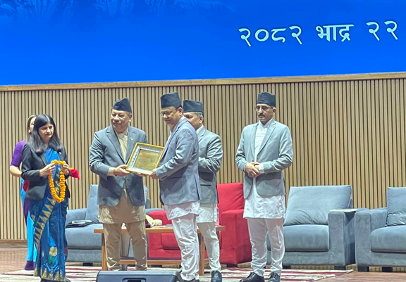 निजामती सेवा पुरस्कारद्वारा महानिर्देशक बराल सम्मानित