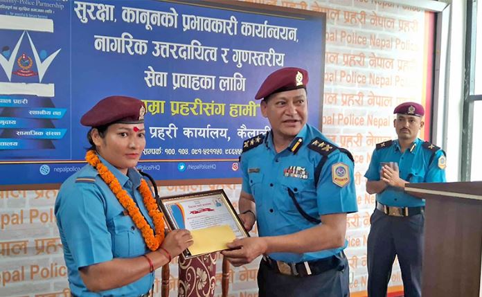 सडकमै महिलालाई प्रसूति हुन सघाएकी प्रहरी जवान देउवा सम्मानित