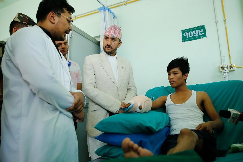   अस्पताल पुगेर सञ्चारमन्त्री खरेलले भेटे जेनजी आन्दोलनका घाइते