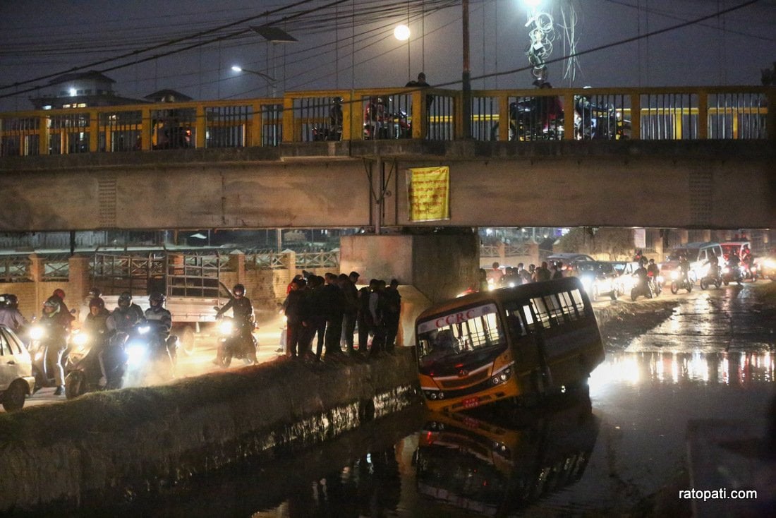 बागमती खोला छेउमा क्याम्पस बस फस्यो, तस्बिरहरु