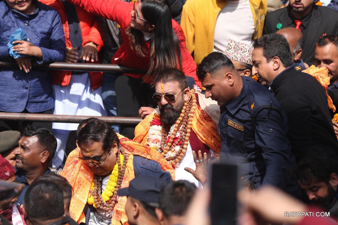   पशुपतिनाथको दर्शन गर्न पुगे सञ्जय दत्त, तस्बिरमा हेर्नुहोस्