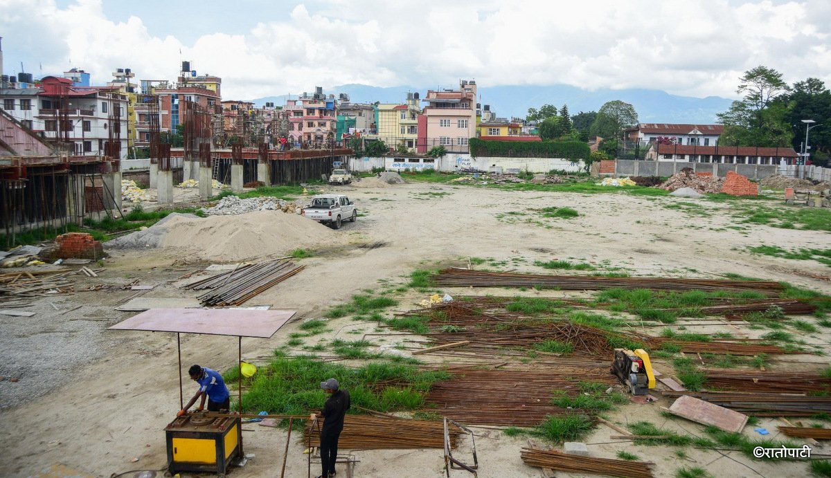   व्यवस्थित खेल मैदानमा रूपान्तरण हुँदैछ सानो गौचरन (तस्बिरहरू)