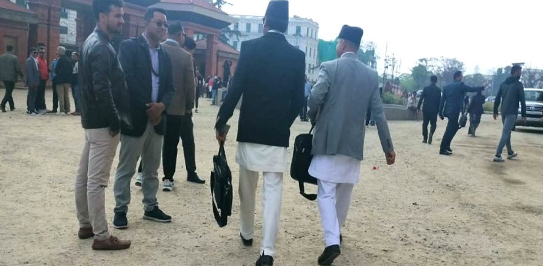   शपथसँगै सांसदले सचिवालयबाट पाए झोला, संविधान र नियमावली