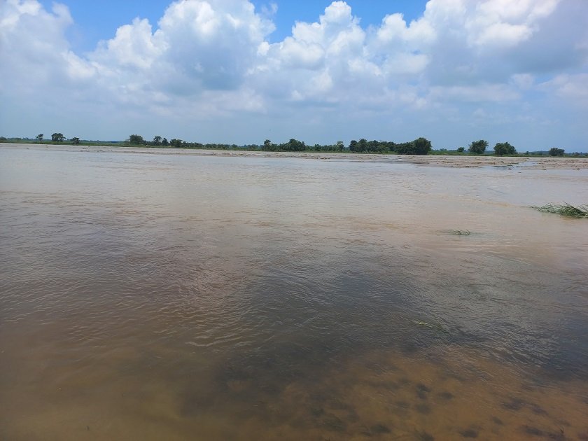 तटबन्ध नहुँदा सन्थाल बस्ती डुबानको जोखिममा