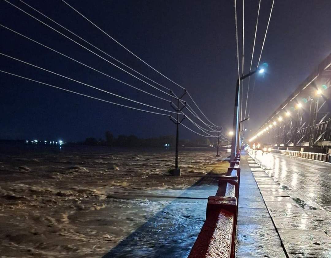 सप्तकोशीमा पानीको बहाव ५६ वर्षयताकै बढी, सवारीसाधनलाई आवागमन बन्द