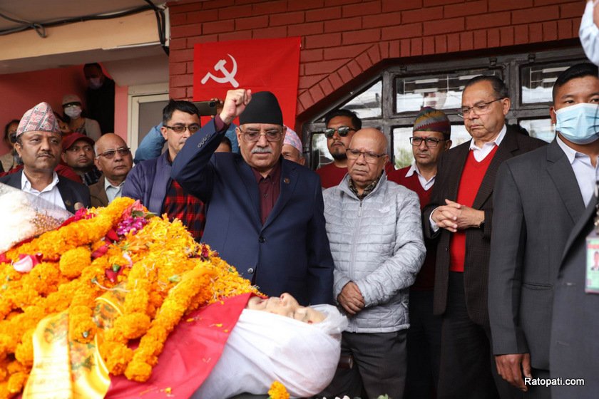 नेता सरोज नेपाललाई श्रद्धाञ्जली दिन प्रधानमन्त्रीसहित नेताहरु आलोकनगरमा (फोटोफिचर)