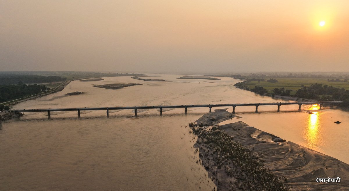 ड्रोनबाट यस्तो देखियो कैलालीको टीकापुर र बर्दियाको राजापुर जोड्ने सत्तीघाट पुल (तस्बिरहरू)