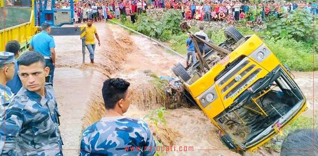 सुर्खेतमा ३२ जना सवार स्कुल बस दुर्घटना