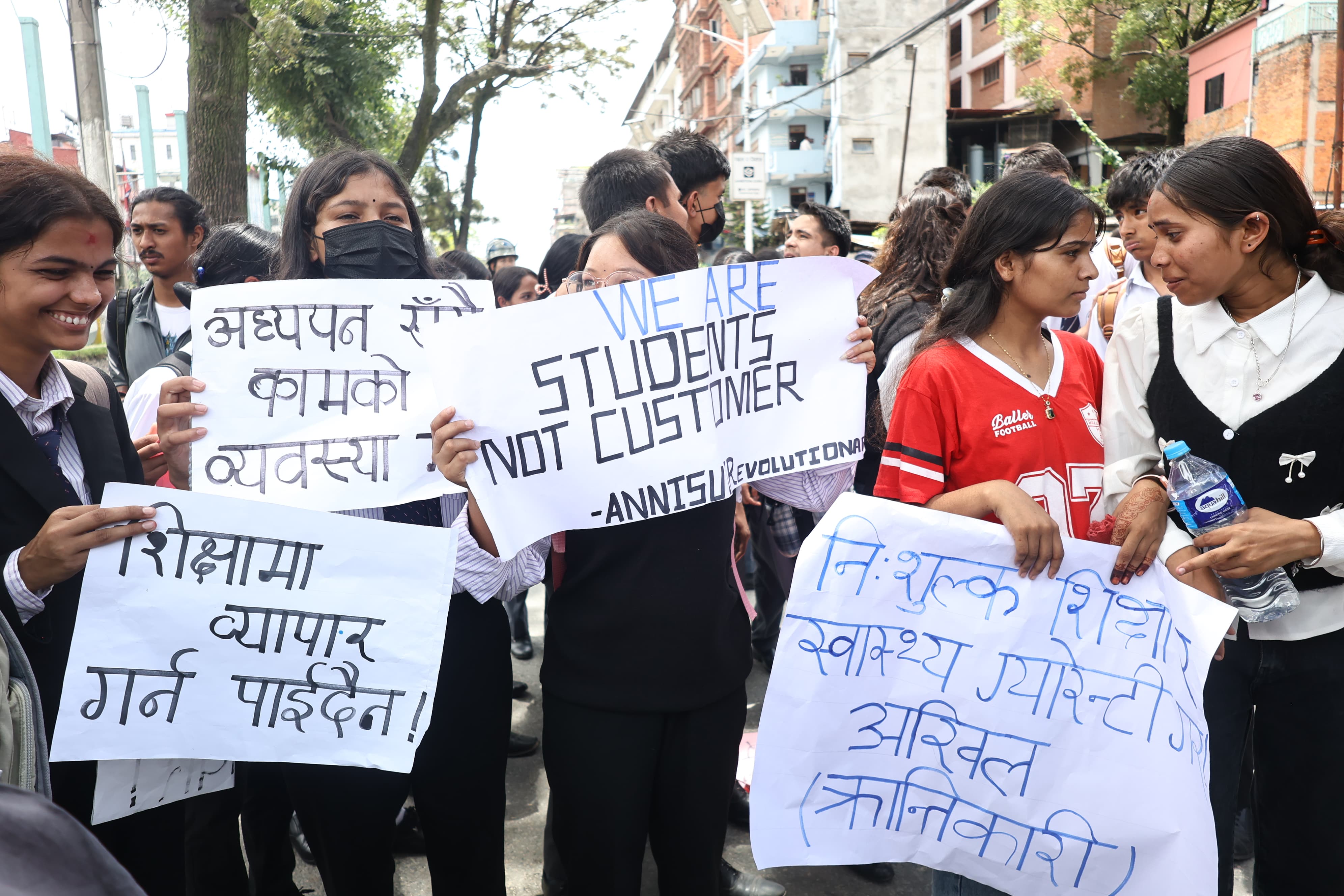   विद्यालय पोशाकमै प्रदर्शनमा आएका विद्यार्थीमाथि प्रहरीको हस्तक्षेप