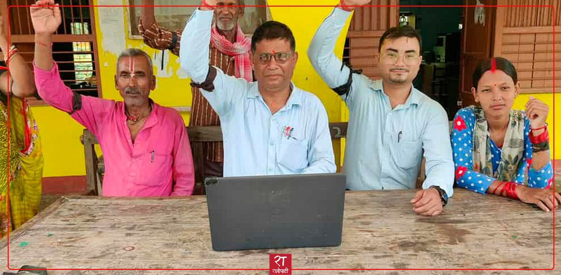 विद्यालय कर्मचारीले हातमा कालोपट्टि बाँधेर काम गरे