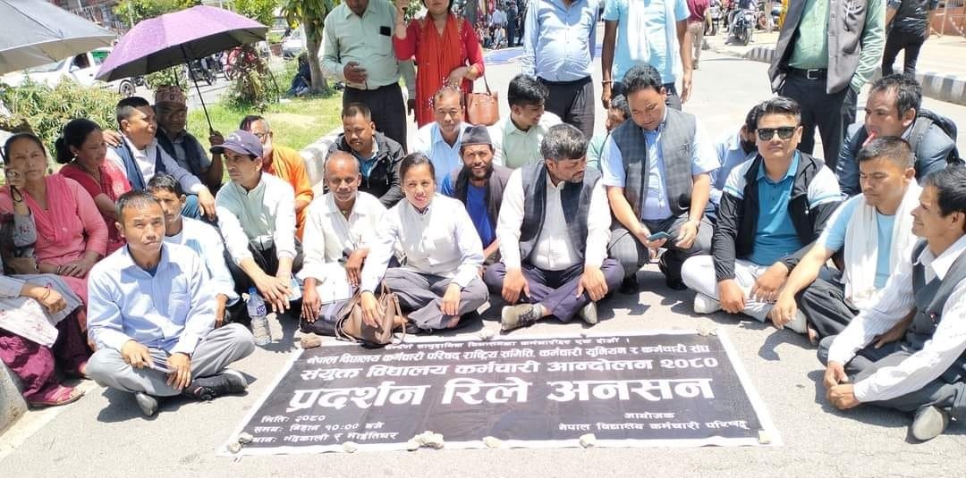 सरकारी विद्यालयका कर्मचारीमाथि चरम शोषण : घरपरिवार चलाउन ऋण लिनुपर्ने बाध्यता