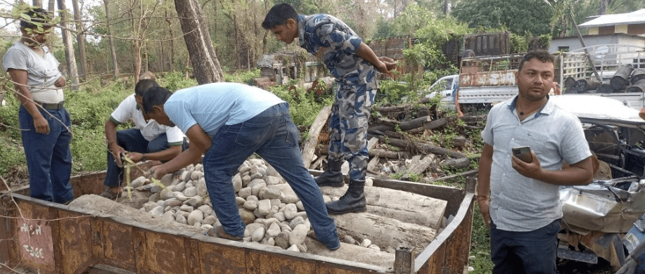 ढुङ्गामुनि लुकाएर लाँदै गरेको काठसहित ट्याक्टर सशस्त्र प्रहरीद्वारा बरामद