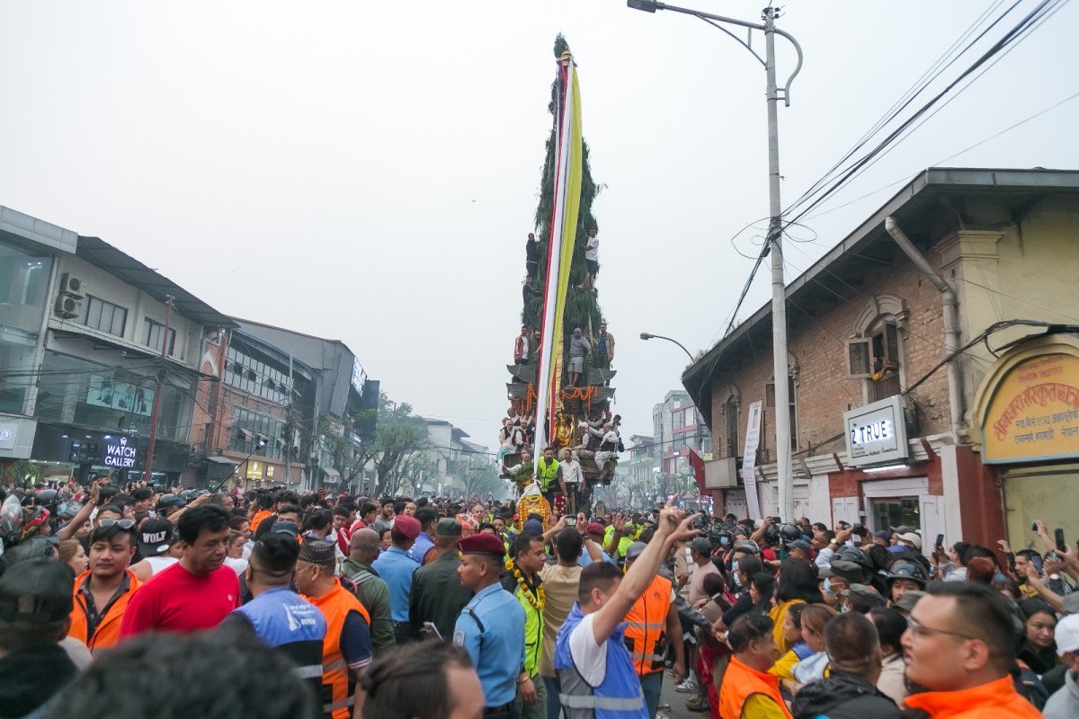 असनमा सेतो मच्छिन्द्रनाथको पूजा आराधना गर्नेको भीड