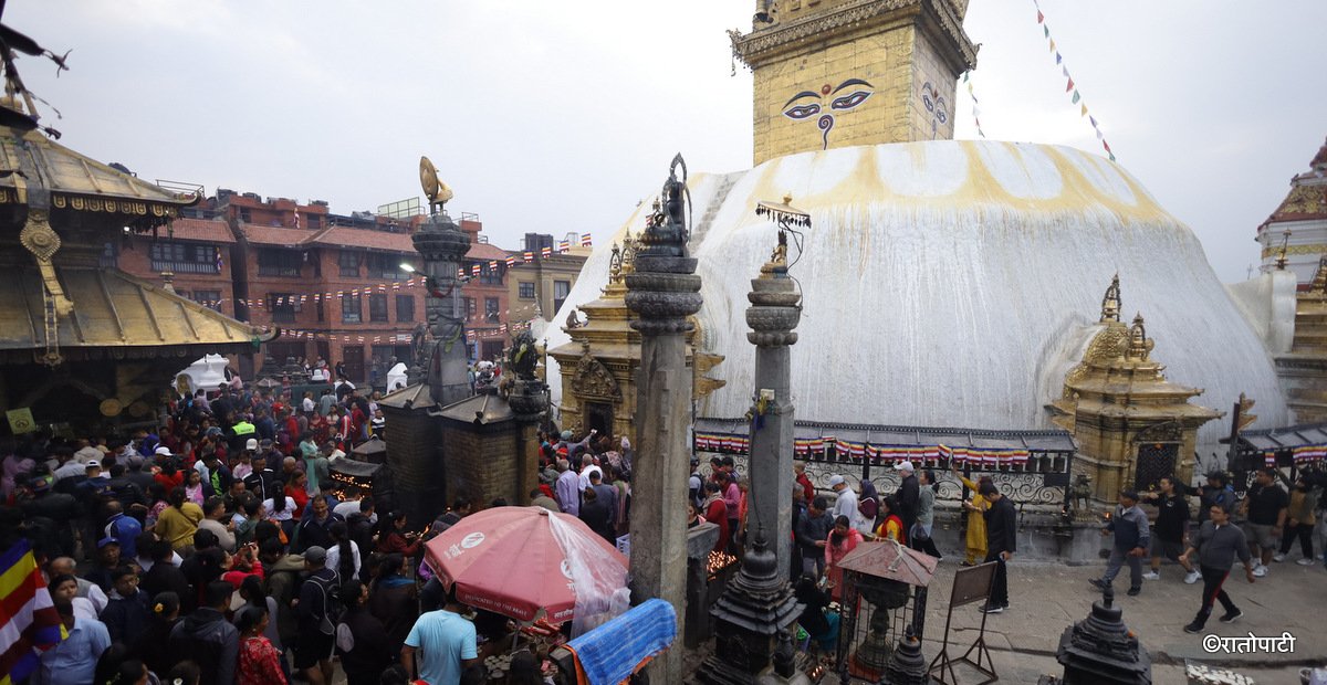   बुद्ध जयन्तीको अवसरमा स्वयम्भूनाथ स्तूपमा भक्तजनको घुइँचो (तस्बिरहरू)