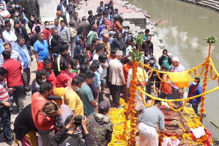 रवि लामिछानेका सवारी चालक थापाको अन्त्येष्टि (तस्बिरहरु)