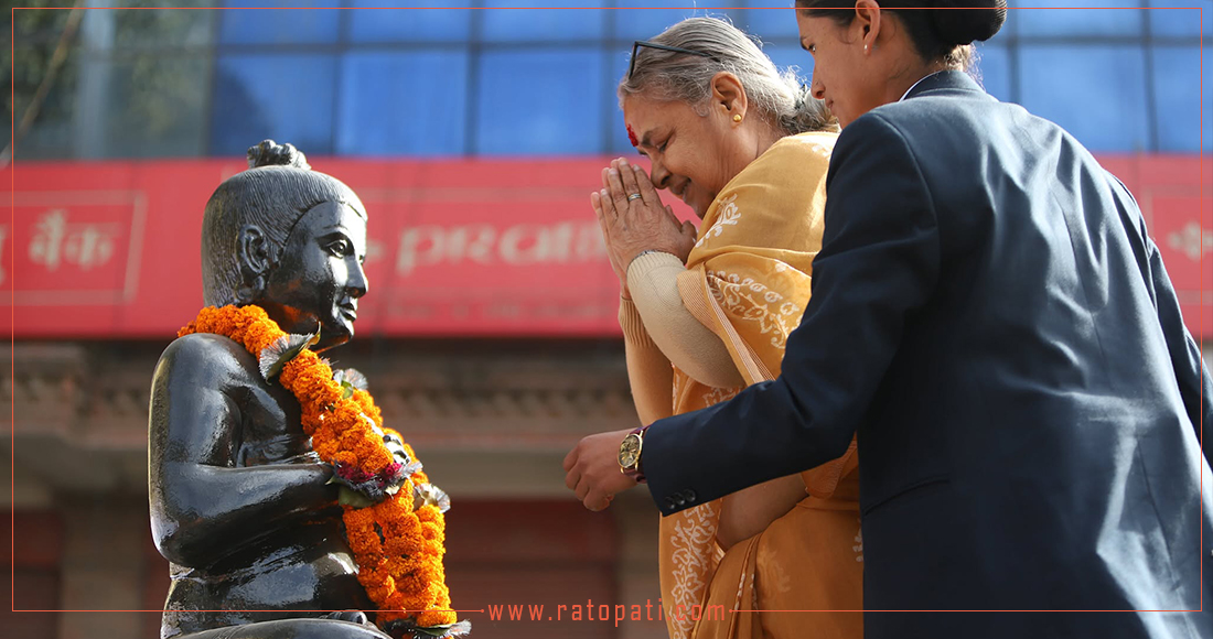   प्रधानमन्त्रीद्वारा शङ्खधर साख्वाको सालिकमा माल्यार्पण, तस्बिरहरू