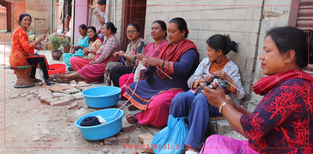   सामूहिक रूपमा स्वीटर–टोपी बुनेर आय–आर्जन गर्दैछन् साँखुका महिलाहरू (भिडियो)