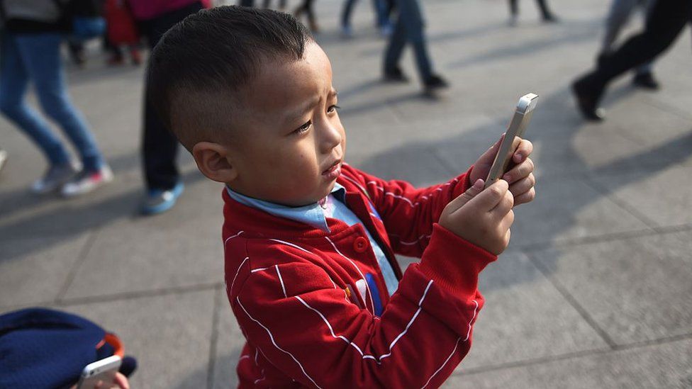 चीनले बालबालिकालाई स्मार्टफोन प्रयोग कडाइ गर्ने तयारी गरेपछि टेक कम्पनीको सेयरमा गिरावट