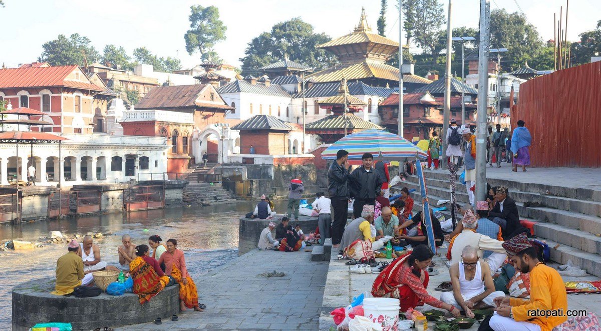 पशुपतिनाथ स्थित बागमती नदी किनारमा सोह्रश्राद्ध गर्नेको घुइँचो (तस्बिरहरू)