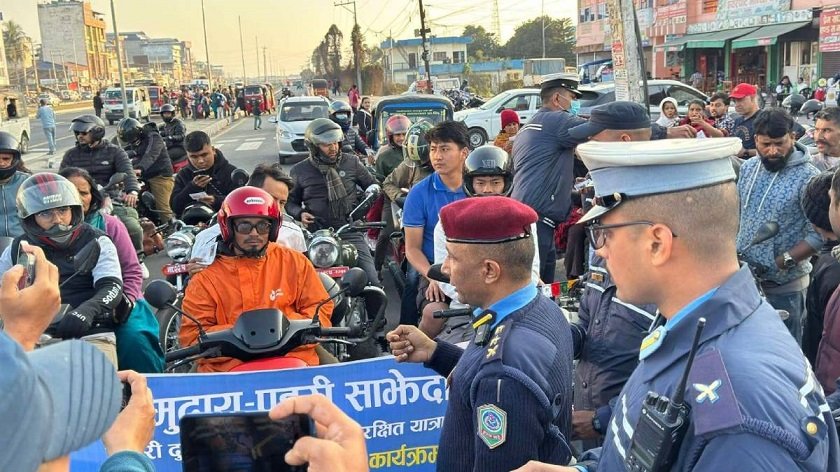 चितवनमा मोटरसाइकल चालकलाई शुभयात्रा अभियान