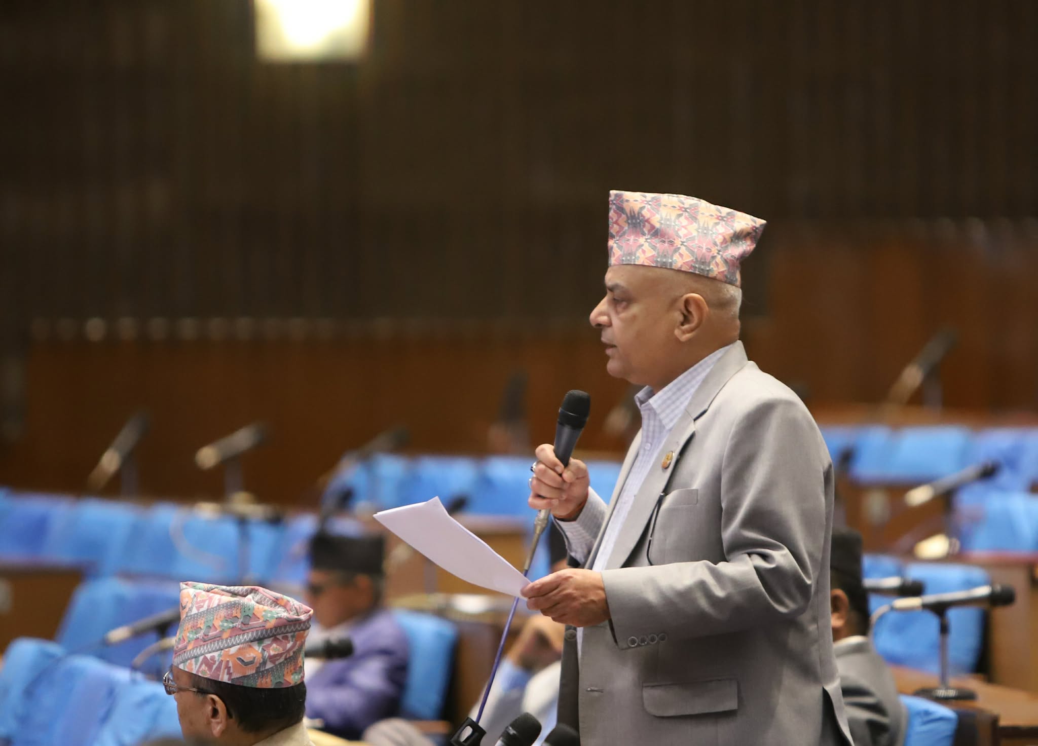   सांसद् श्याम घिमिरेकाे प्रश्न : राजतन्त्र पूर्वराजालाई कि राप्रपालाई ?