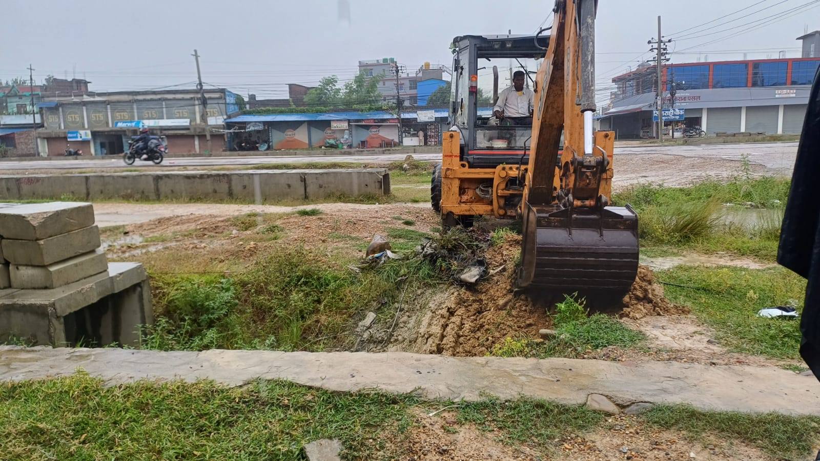   सिराहा अपडेटः सहजा खोलाको बाढीले सडक प्रभावित