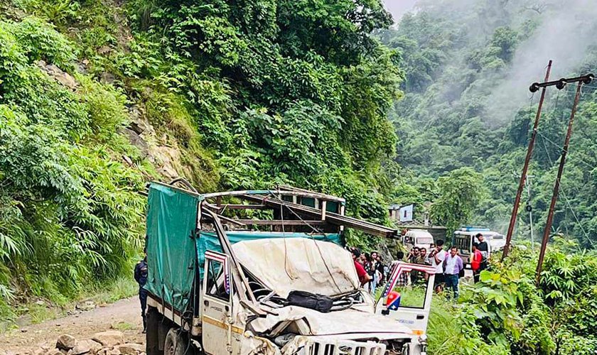 सिद्धबाबामा सडकमाथिबाट ढुङ्गा खस्दा ३ जना घाइते