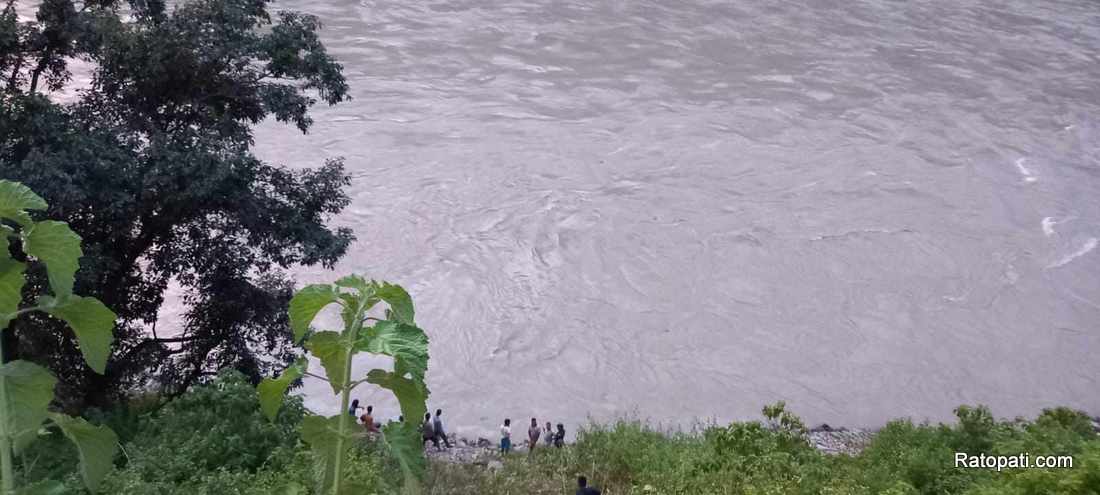 सिन्धुलीमा हाइलक्स गाडी सुनकोसीमा खस्यो, ३ जना बेपत्ता