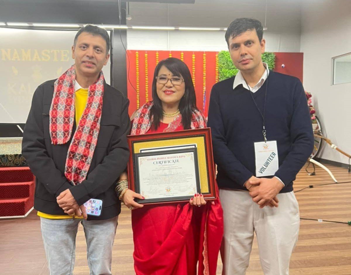 ‘काँडेतार’को विशेष प्रदर्शनमा गायिका सत्यकला राई सम्मानित
