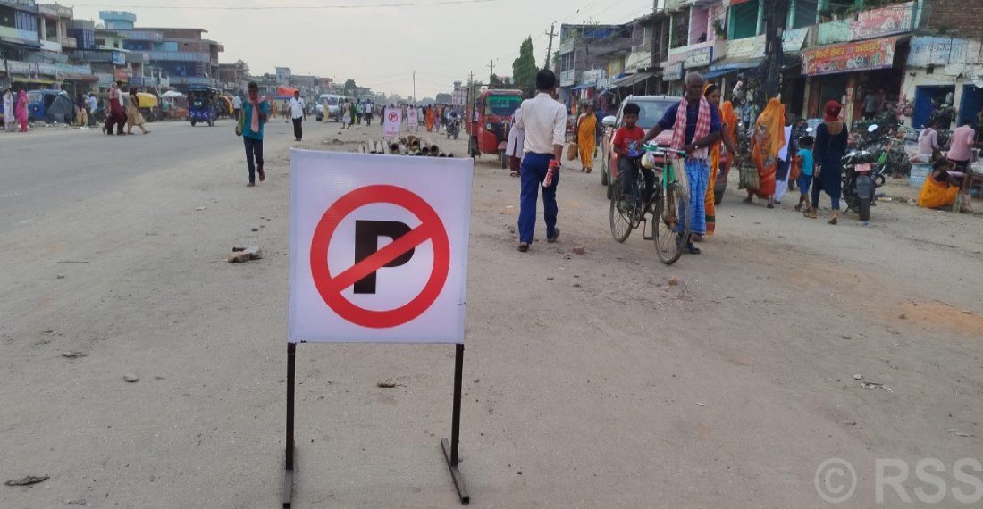   सडकमा लाग्दै आएको हाटबजार स्थानान्तरण