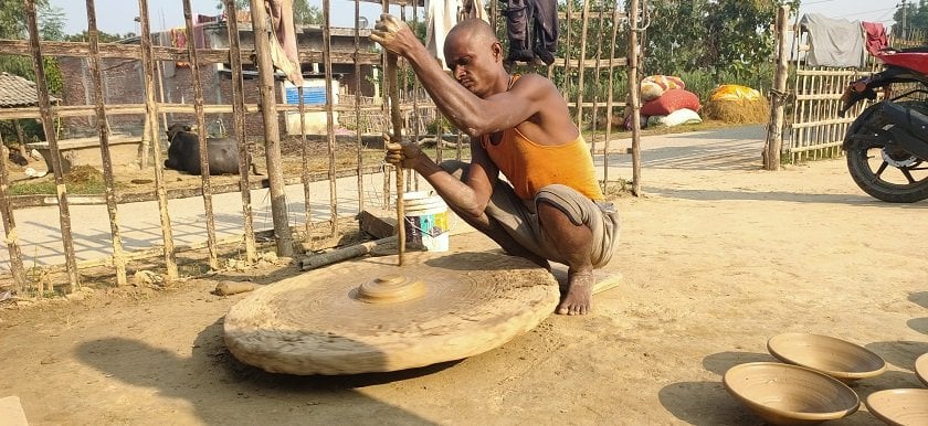 दीपावली र  छठ पर्व नजिकिएसँगै सिराहामा कुम्हालेको व्यस्तता बढ्यो (तस्बिरहरू)