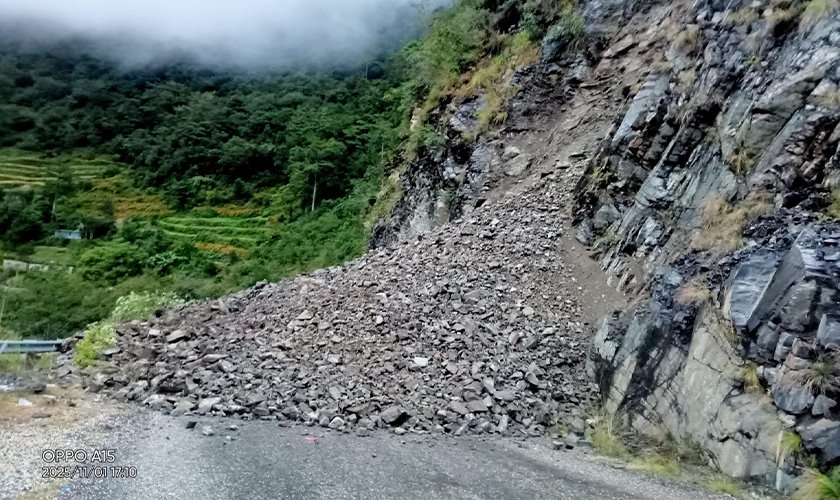पहिरोले कुलेखानी–सिस्नेरी–दक्षिणकाली सडक अवरुद्ध