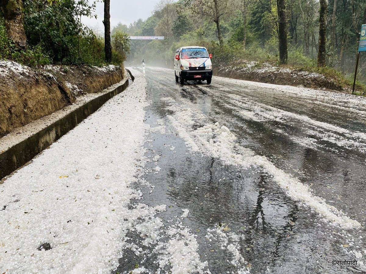 मध्यपहाडी लोकमार्गमा हिउँमा फसेका २५० यात्रुको उद्धार